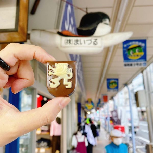 かっぱ橋道具街の食品サンプル専門店「まいづる」の店頭とチョコレートのマグネット