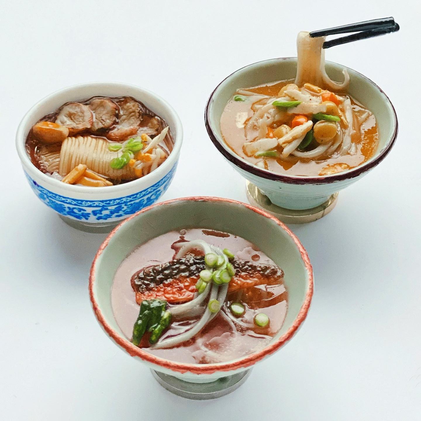 料理人さんが作った、麺類(チャーシュー麺・カレーうどん・にしんそば)のミニチュアマグネット。
「本物そっくり!」より先に「おいしそう!」って言いたくなっちゃう完成度、さすがプロの技です👏
#マグネット#マグネットコレクション#ミニチュアマグネット#うどんマグネット#そばマグネット#食品サンプルマグネット#食べ物マグネット#magsterマグネットコレクション#マグネット集め#マグネット#magnet#fridgemagnet #magnetlove#溜めっこどうぶつ