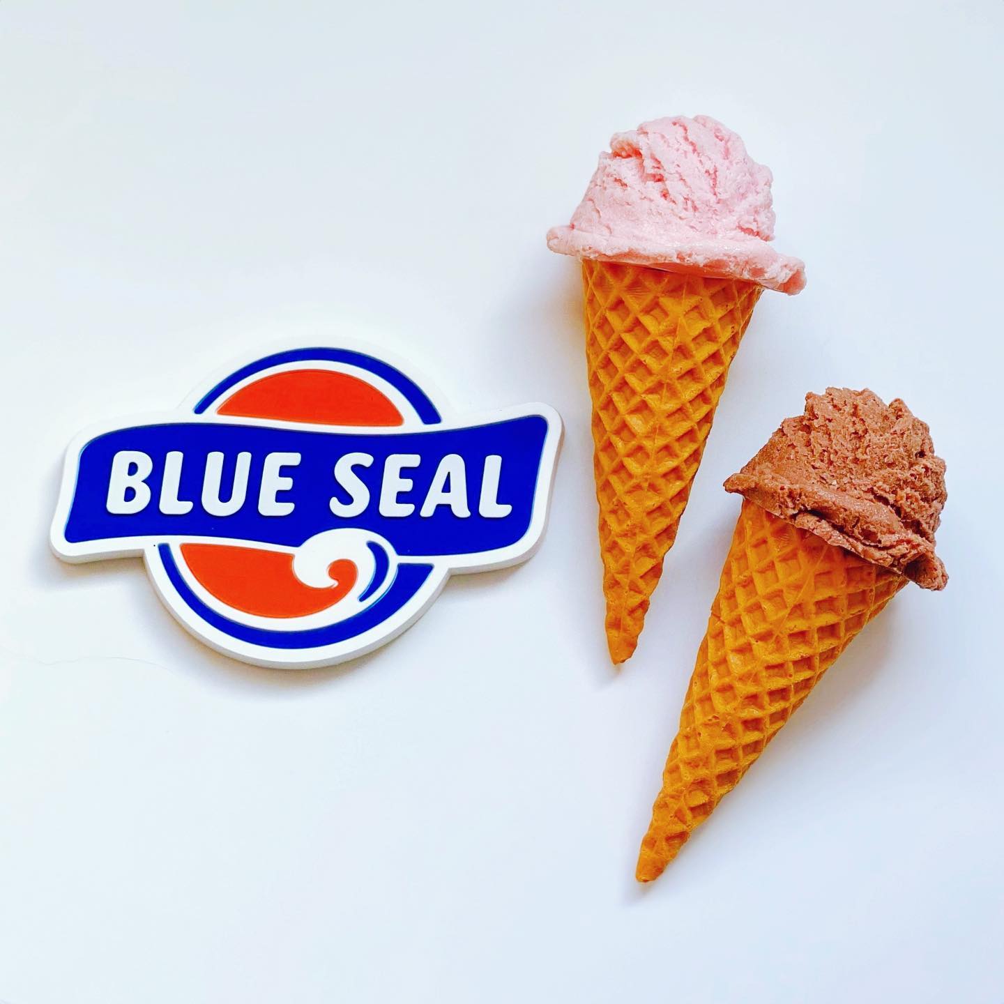 .
BLUE SEALアイスクリームといえば、巷ではケンエレファントから発売になったミニチュアがHOTですが、マグネット付きフィギュアが含まれていないのが残念。

こちらはみなとみらいのBLUE SEALで買ったロゴマグネットと、関係ないのになんだかBLUE SEALっぽい「まいづる」のアイスクリームマグネットです。

最近は47都道府県のご当地マグネットを集めた「別冊 収集百貨」を作りたいな〜なんて考えながら、“ご当地＆お土産”ぽいマグネットをチェックしてます。

#magsterマグネットコレクション#マグネット#マグネットコレクション#ミニチュアマグネット#ご当地マグネット#お土産マグネット#おみやげマグネット#アイスクリームマグネット#ロゴマグネット#食品サンプルマグネット#食べ物マグネット#本物そっくり#本物そっくりマグネット#マグネット集め#マグネット#溜めっこどうぶつ#食べられません#ブルーシール#ブルーシールアイス#沖縄#まいづる#magnet#fridgemagnet#souvenirmagnet #magnetlove#donoteat#blueseal#okinawa